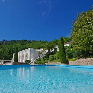 https://chambre-magnifique-immense-terrasse-privative-spa-prive.fr-provencehotel.com